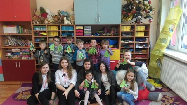 Uczniowie ZSE w Radomsku z przedświąteczną wizytą u przedszkolaków