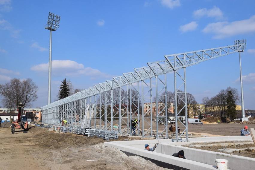 Na stadionie przy Limanowskiego zamontowano już pierwsze...