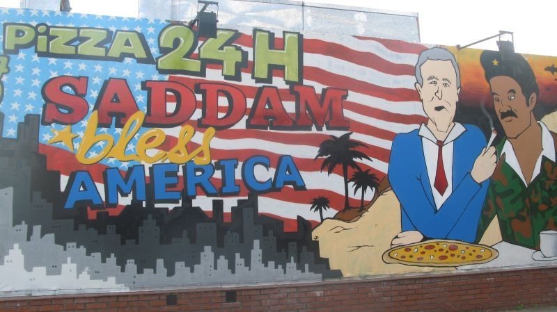 Saddam i Bush zapraszają na pizzę. Niezwykłe graffiti na Bemowie [ZDJĘCIA]