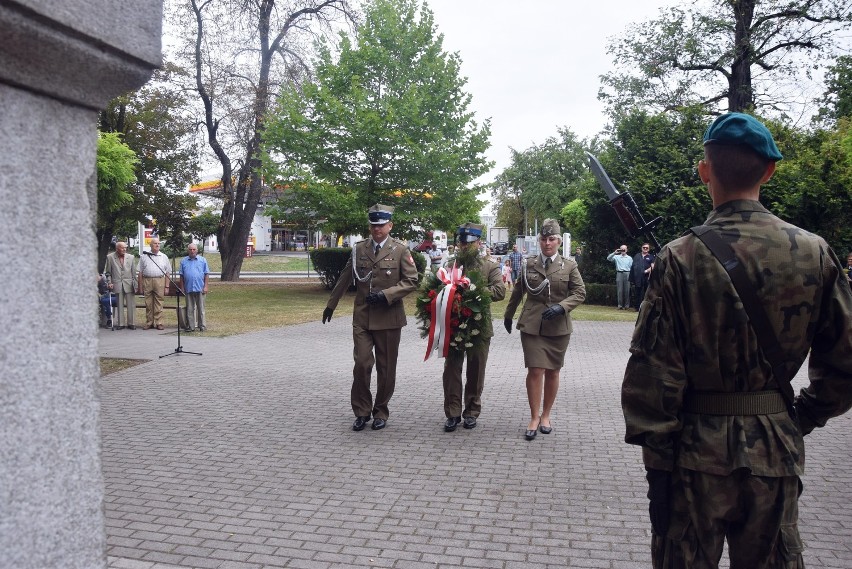 Samorządowcy i mundurowi złożyli kwiaty pod pomnikiem