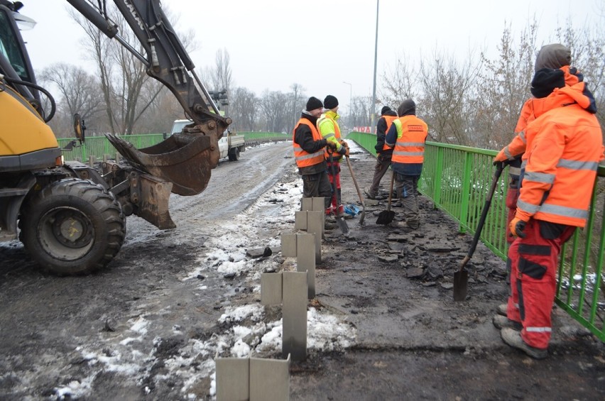 Rozpoczęto roboty remontowe na moście nad korytem Starej...