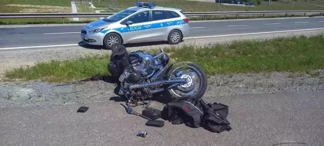 Motocyklista wraz z pasażerką zostali przewiezieni do szpitala