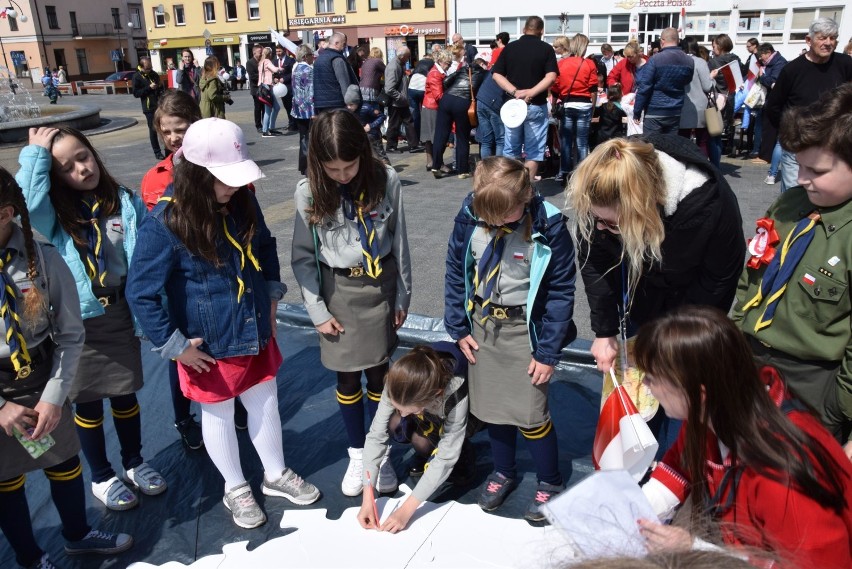 Dzień Flagi 2019 w Wieluniu. Biało-czerwono na placu Legionów [ZDJĘCIA, WIDEO]