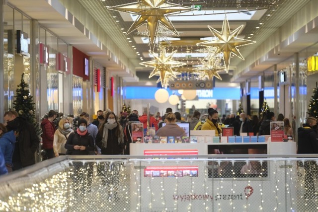 12 i 19 grudnia to dwie przedświąteczne niedziele handlowe. Czynne będą wówczas wszystkie galerie handlowe, markety budowlane i osiedlowe sklepiki.  Sprawdziliśmy, jak centra handlowe, hipermarkety i inne placówki działać będą 12 i 19 grudnia w Toruniu.
Szczegóły na kolejnych stronach