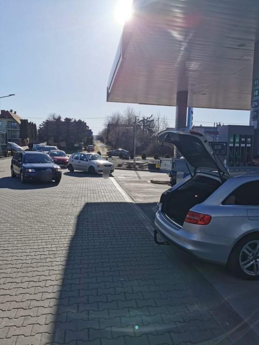 Kolejki przed stacjami paliw w Przemyślu i w powiecie przemyski. Zdjęcia