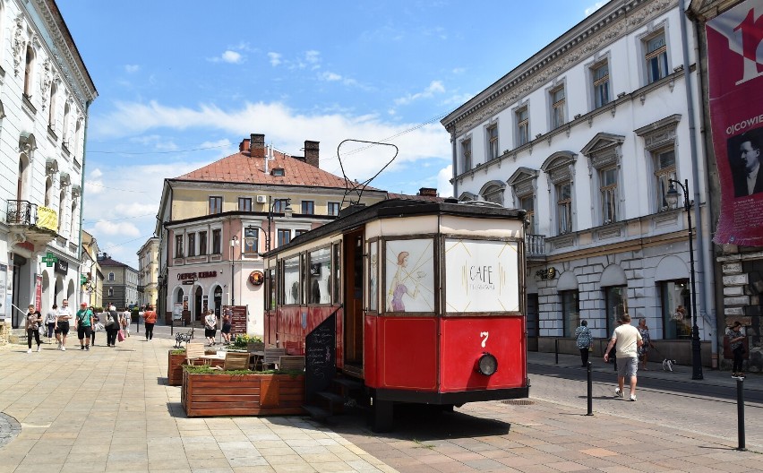 Stojący w centrum Tarnów tramwaj z kawiarnią w środku to...