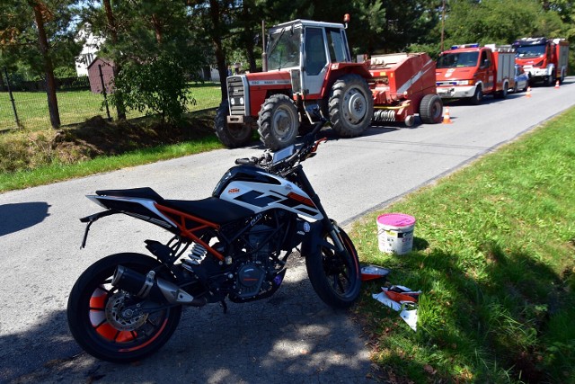 Wypadek na drodze w stronę Brunar. Motocykl z impetem uderzył w traktor.
