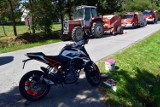Ropa. Wypadek na drodze w stronę Brunar. Motocykl z impetem uderzył w traktor. Na miejscu działali strażacy, policja i pogotowie