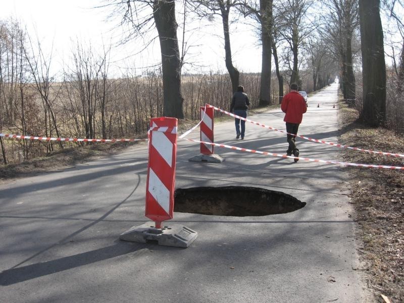 Bądki (gm. Gardeja): Zapadła się droga do Krzykos! Wyznaczono objazd! ZDJĘCIA
