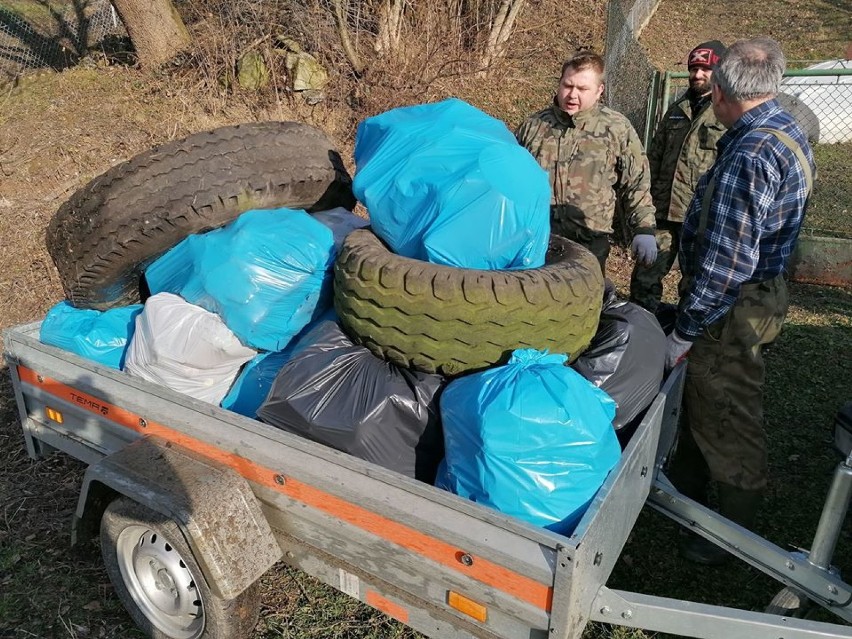Zebrali ponad 150 worków śmieci z brzegów Jeziora Żywieckiego [ZDJĘCIA]