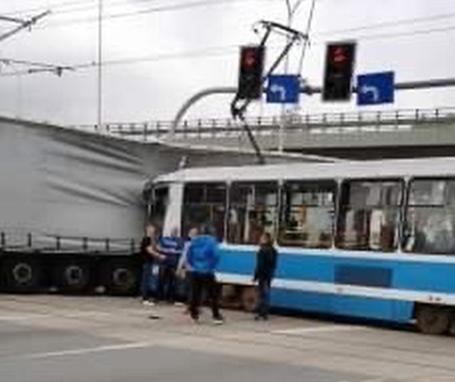 Tramwaj linii 10 wjechał w naczepę tira przy ul. Kosmonatów