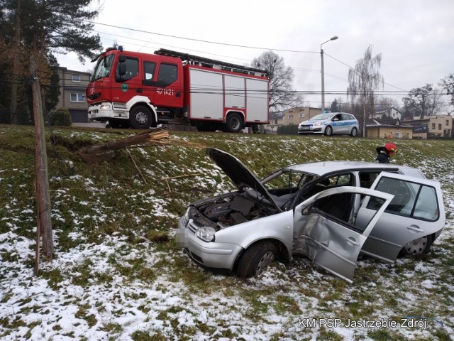 Wypadek w Jastrzębiu: kobieta straciła panowanie nad autem przy Niepodległości i uderzyła w słup
