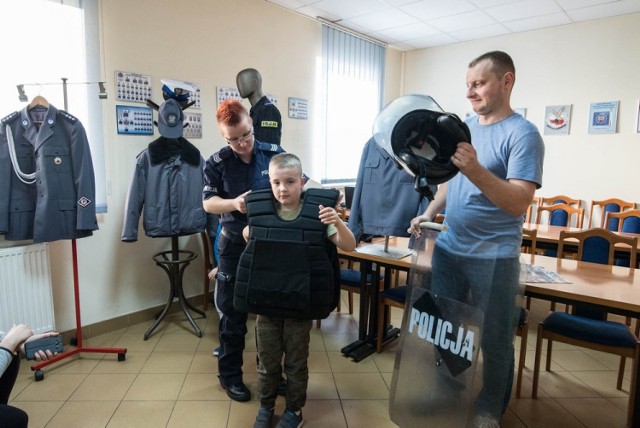 W akcję Noc Muzeów włączyła się również rawska policja. W komendzie powiatowej można było zwiedzać poszczególne pomieszczenia, obejrzeć sprzęt będący do dyspozycji policji, a nawet go wypróbować.