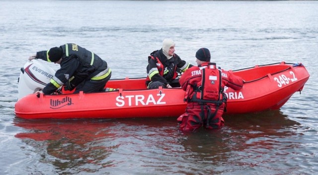 „Coś” unosiło się na wodzie. Strażacy udzielili wsparcia policji