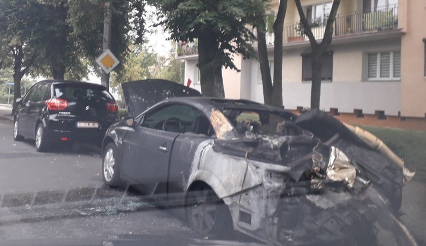 Samochód renault spłonął we Włocławku. To było podpalenie [zdjęcia]