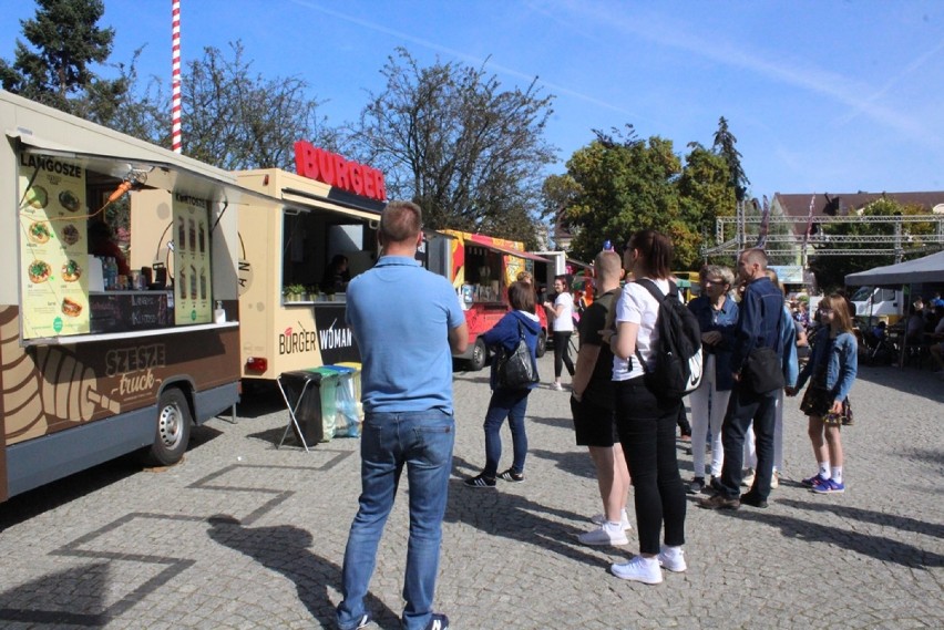 Azjatyckie pierożki, frytki, burgery. Żarciowozy odwiedziły Białą Podlaskę. Zobacz zdjęcia!