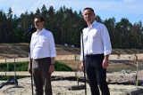 Andrzej Duda i Mateusz Morawiecki z wizytą na przekopie Mierzei Wiślanej. "Przekop Mierzei wzmacnia suwerenność Rzeczpospolitej"