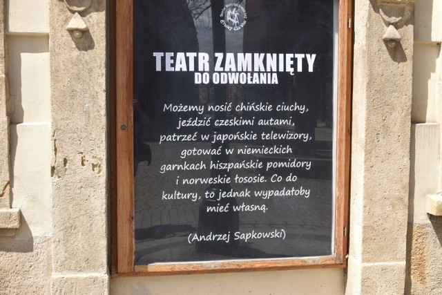 Plakat informujący o zamknięciu teatru