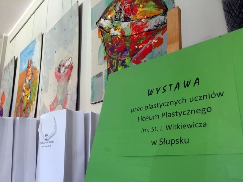 Wystawa prac uczniów z plastyka na temat praw dziecka