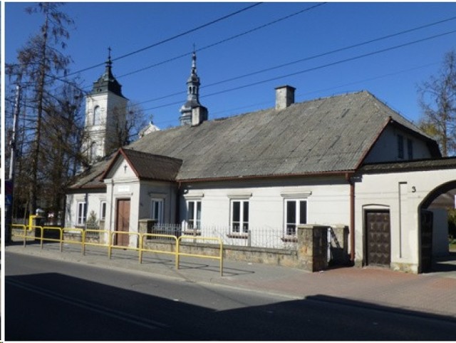 Zabytkowa XIX-wieczna plebania przy kościele Wniebowzięcia Najświętszej Maryi Panny we Włoszczowie. 
Więcej na kolejnych slajdach >>>>>>>>>>