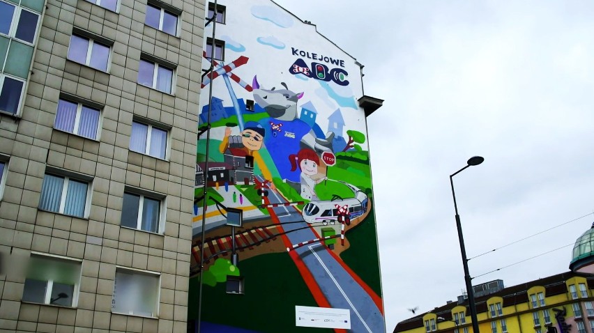 Mural promujący bezpieczeństwo na przejazdach odsłonięty