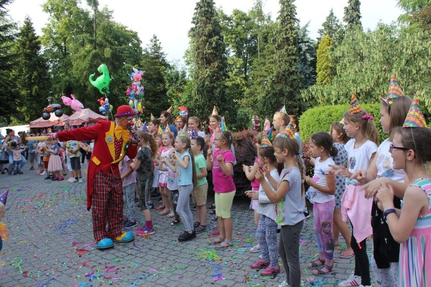Występy klaunów, gry, zabawy i konfetti w powietrzu. To Dzień Dziecka pod MDK w Lublińcu [ZDJĘCIA]