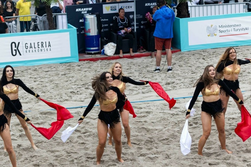 Małgorzata Ciężkowska i Urszula Łunio na podium turnieju siatkówki plażowej VW Beach Pro Tour Futures w Krakowie