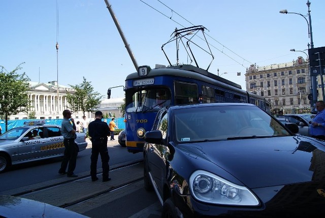 W okolicy placu Wolności często dochodzi do podobnych zdarzeń. Tak kierowca zablokował ruch tramwajowy w sierpniu ubiegłego roku