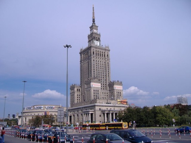 Pałac Kultury i Nauki http://commons.wikimedia.org/wiki/Image:PKiN_w_W-wie.JPG