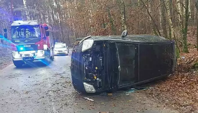 Tak wyglądało miejsce, w którym przewrócił się samochód w Jeżewicach (gmina Łabiszyn). Do tego zdarzenia drogowego doszło we wtorek, 12 grudnia 2023 roku.