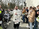 Tłumy na Motoświęconce 2024 w Strzałkowie w gminie Radomsko. Proboszcz też wsiadł na motocykl. ZDJĘCIA, FILM
