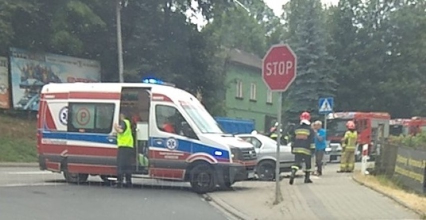 Wypadek z Zatorze. Zderzyły się dwa samochody na skrzyżowaniu dróg krajowych 28 i 44