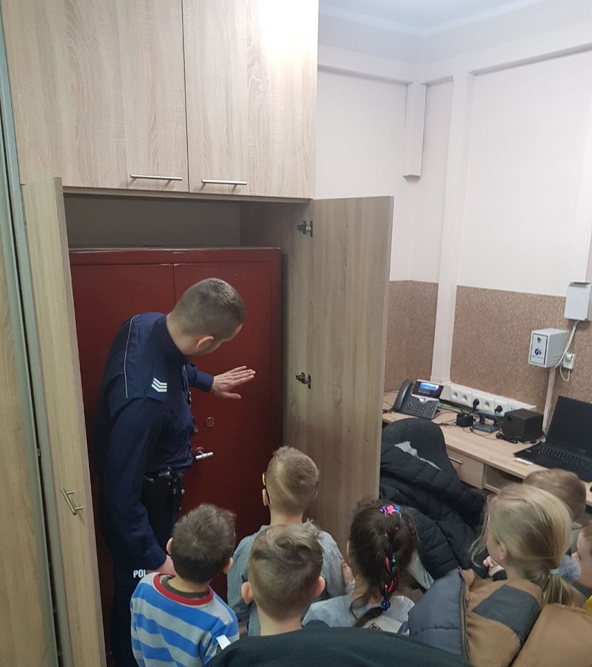 Dzieci z Przedszkola Miejskiego w Łabiszynie udały się z wizyta na Posterunek Policji [zdjęcia]