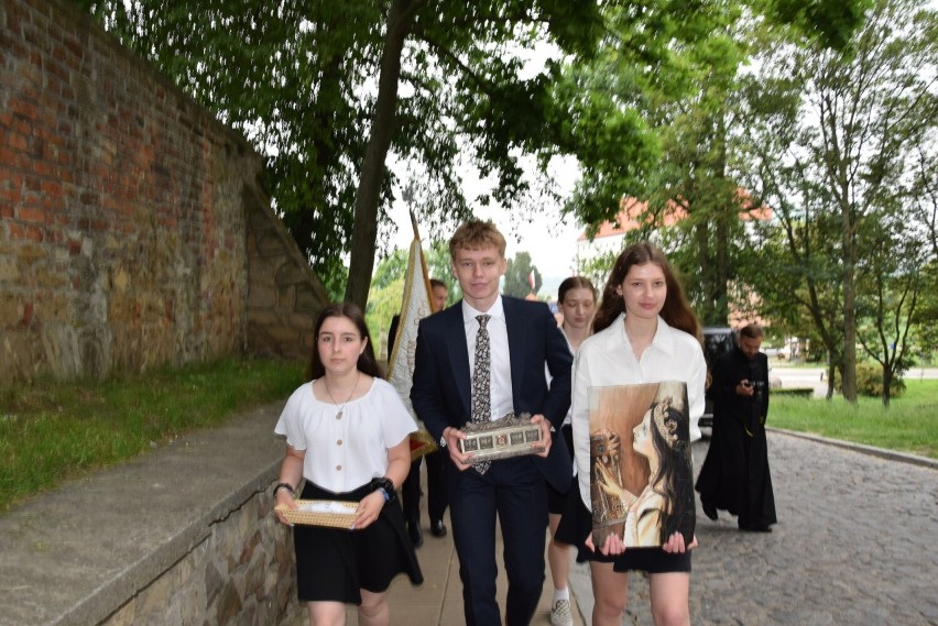 W Sandomierzu upamiętniono 25. rocznicę kanonizacji królowej Jadwigi - patronki dwóch szkół. Była uroczysta msza. Zobacz zdjęcia