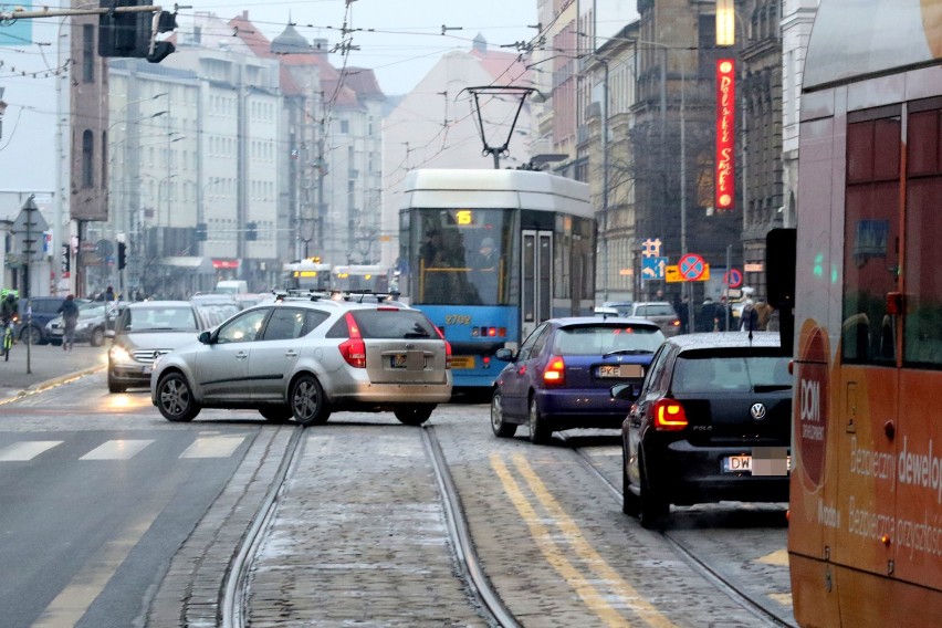 Wrocław. Uwaga kierowcy. Zmiana ruchu na ul. Piłsudskiego. Sypią się mandaty... [ZDJĘCIA]