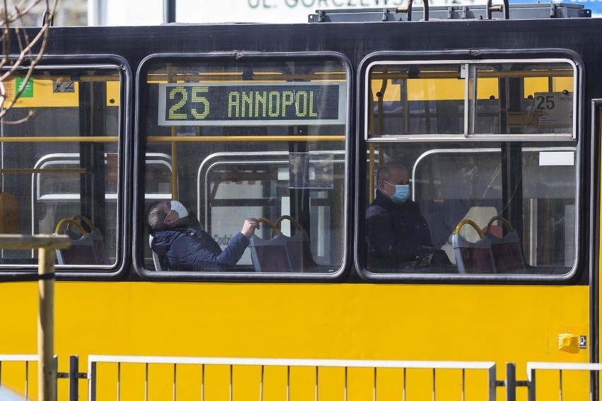 Maseczki w komunikacji miejskiej. Policja sprawdzi, czy zakrywasz usta w tramwaju