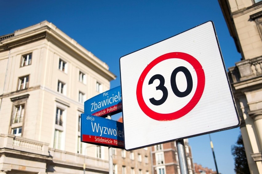 Strefa Tempo 30 w Warszawie. Na których ulicach ograniczenie prędkości do 30 km/h? Jest ostateczna lista