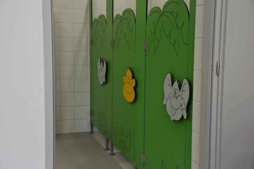 Nowoczesne i kolorowe toalety w żłobku Złoty Promyk