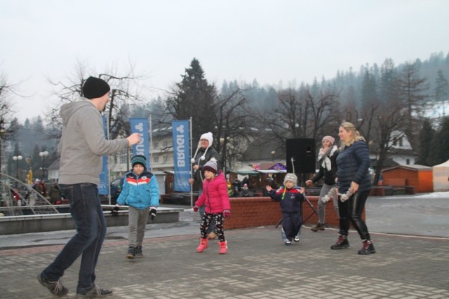 Nauka tańca z instruktorem na wiślańskim rynku