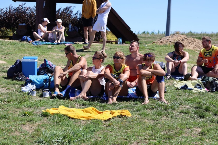 Turniej siatkówki plażowej „Maczuły Cup” za nami. Udział w rozgrywkach wzięła nawet pani wójt! Zobacz zdjęcia