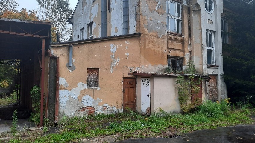 Starostwo powiatowe w Radomsku wystawia na przetarg budynki...