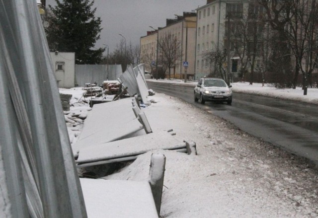 Przewrócone ogrodzenie budowy na Klonowej.