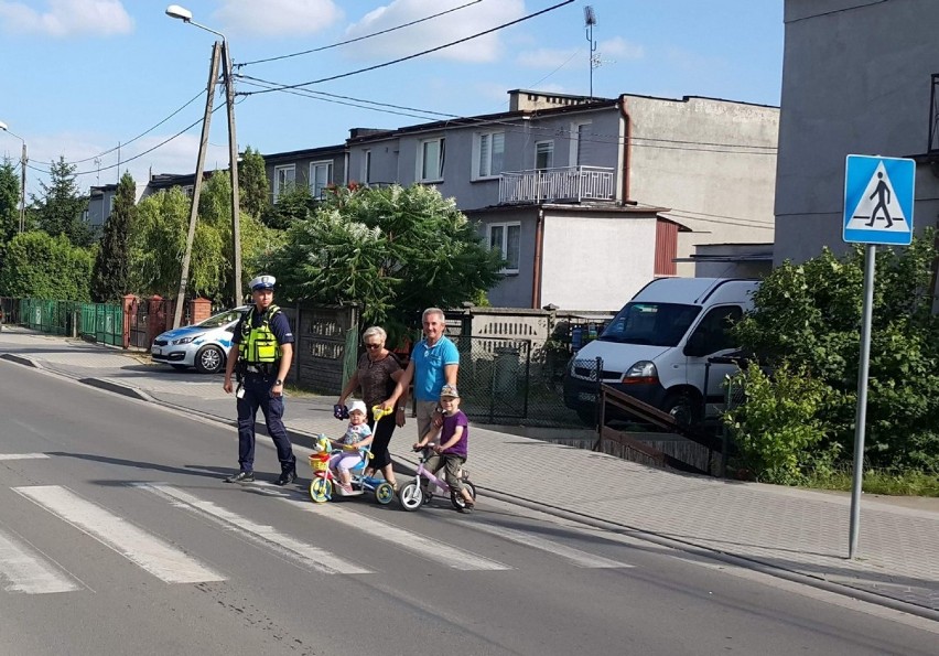 Policjanci sprawdzają oznakowanie przy szkołach w gminie Aleksandrów Kujawski i w Ciechocinku