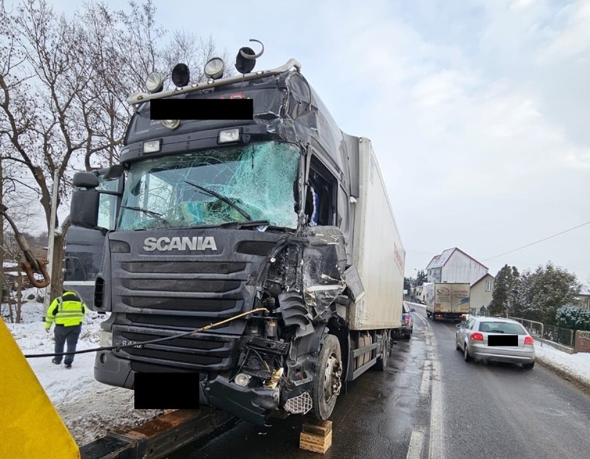 Wypadek w Zakroczu koło Rypina. Ciężarówka wjechała w dom. Zobacz zdjęcia