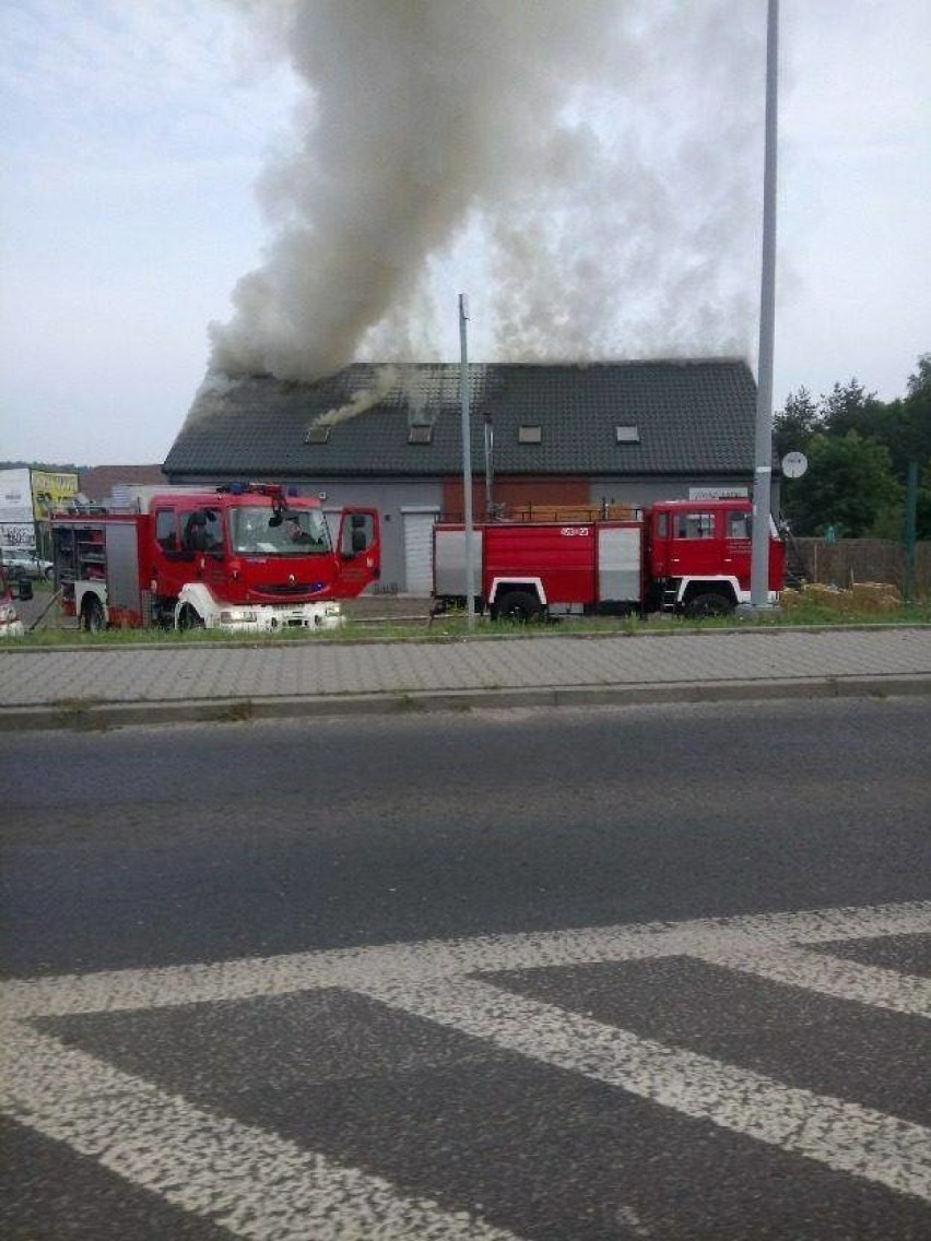 Knurów: Pożar przy Niepodległości. Palił się budynek handlowo-usługowy [ZDJĘCIA]