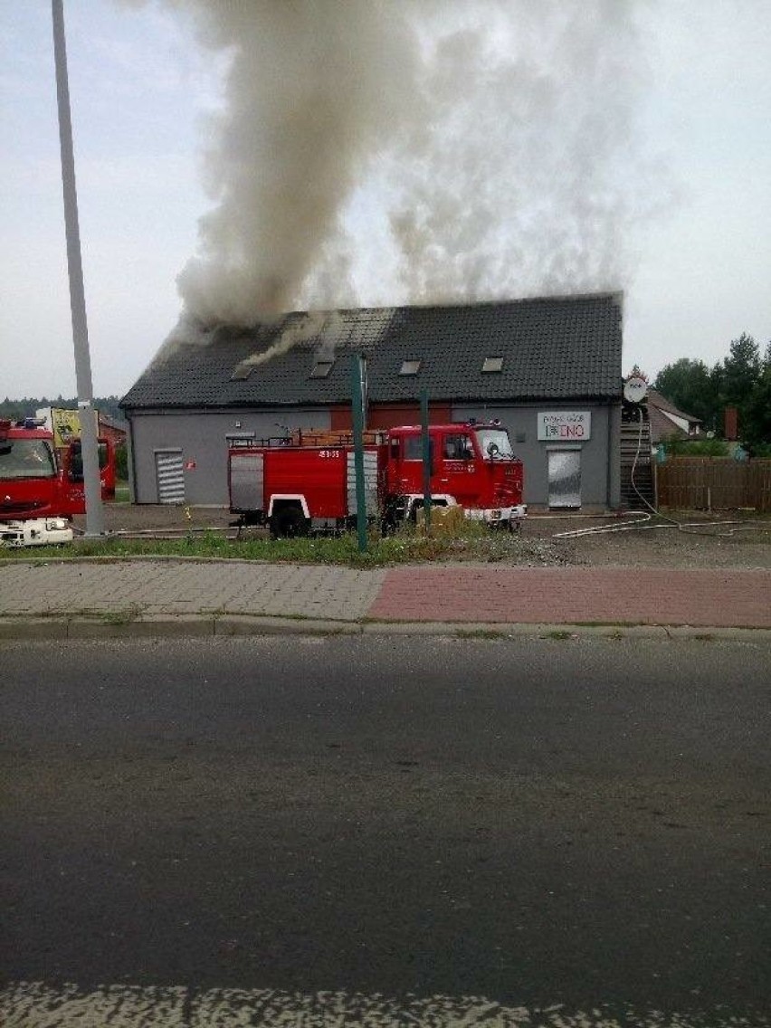 Knurów: Pożar przy Niepodległości. Palił się budynek handlowo-usługowy [ZDJĘCIA]