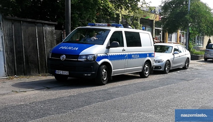 2-latka wypadła z okna na ulicy Długiej we Włocławku. Rodzice dziewczynki zatrzymani [zdjęcia]