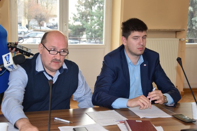 Rawski szpital nie był liderem – na ostatniej sesji zainteresowali się nim radni powiatowi. Zdaniem radnego Jarosława Uchmana (z lewej), rawski szpital znajduje się w opłakanym stanie.