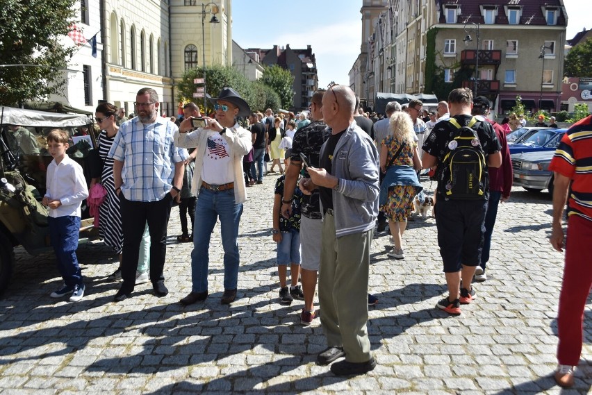 Zdjęcia ze zlotu starych zabytkowych pojazdów w Głogowie