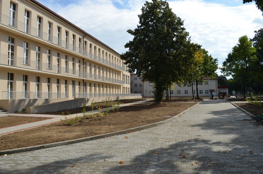 Szpital w Głogowie kończy prace przed budynkiem SOR-u